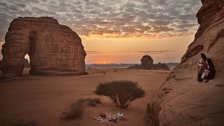 جولات بالهليكوبتر لاستكشاف تراث العلا.. اكتشف الأسعار 