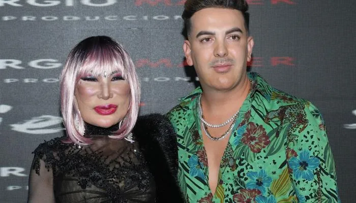 فنانة حامل بعمر الـ68 تستعد لدخول موسوعة جينيس (صور)