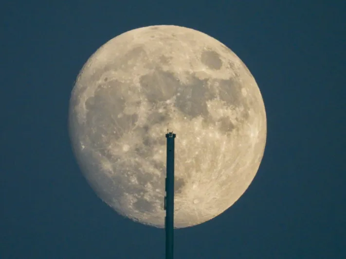 فقط في دبي.. القمر يلامس أعلى برج في العالم (فيديو) 