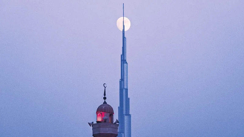 فقط في دبي.. القمر يلامس أعلى برج في العالم (فيديو) 