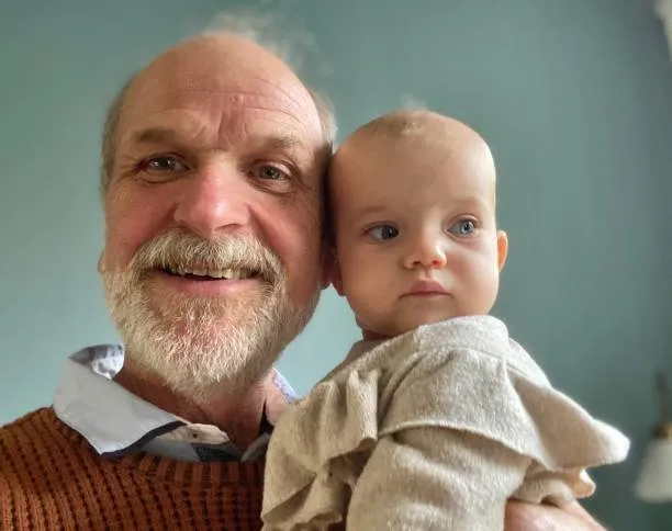 لماذا حذر الأطباء الرجال من الإنجاب بعد الخمسين؟