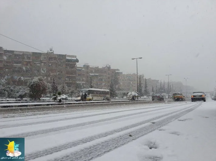 حبات البرد تكسو عدداً من مدن المملكة رغم ارتفاع الحرارة (فيديو)