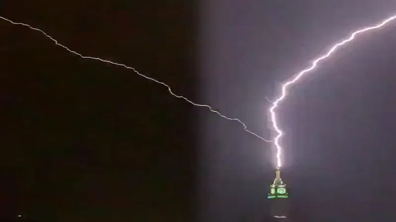 البرق يضرب برج الساعة بمكة المكرمة (فيديو)