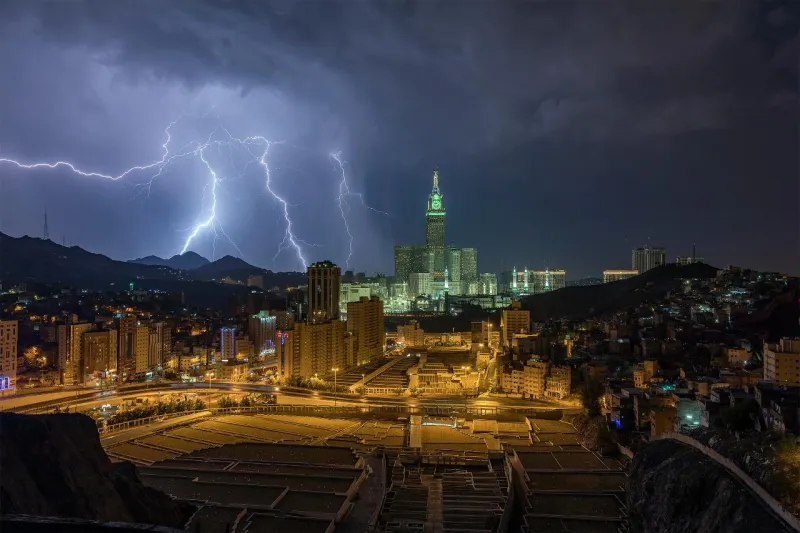 البرق يضرب برج الساعة بمكة المكرمة (فيديو)