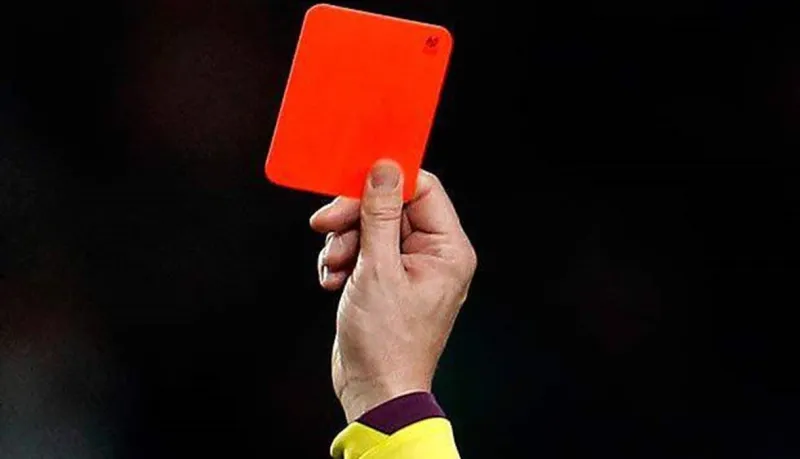 حكم يشهر بطاقة حمراء للاعب ثم يبدأ في إطلاق النار (فيديو)