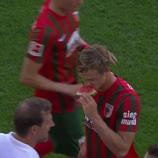 البطيخ الأحمر يتسبب في خسارة كارثية لفريق ألماني! (فيديو) 