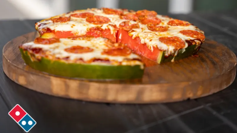 «بيتزا البطيخ» منخفضة الكربوهيدرات وبصلصة الفلفل والجبن فهل ستجربها؟ (فيديو)