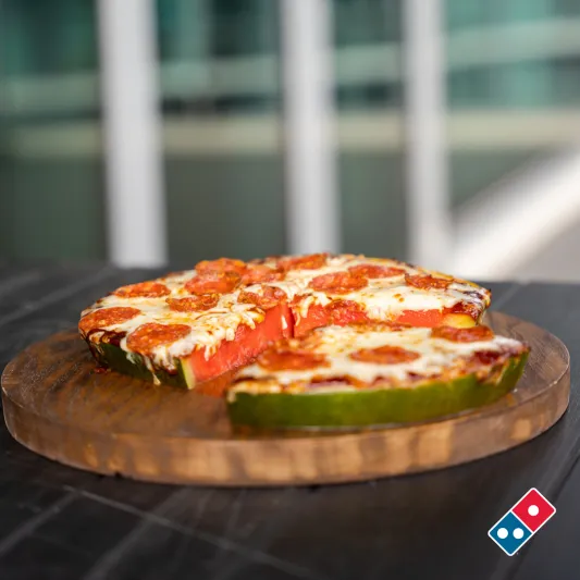 «بيتزا البطيخ» منخفضة الكربوهيدرات وبصلصة الفلفل والجبن فهل ستجربها؟ (فيديو)