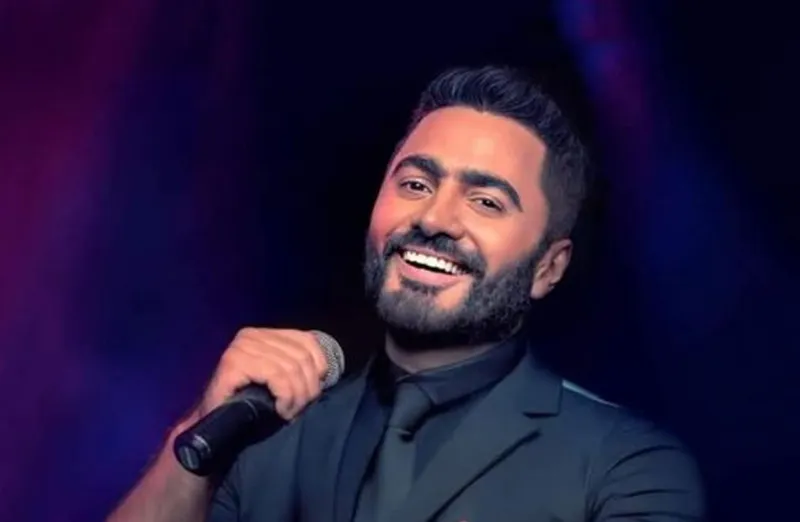 تامر حسني يتعرض لموقف كارثي خلال تكريمه (فيديو)