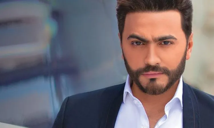 تامر حسني يتعرض لموقف كارثي خلال تكريمه (فيديو)