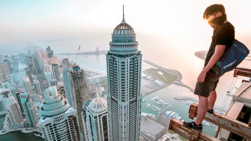  شاب يتسلق أعلى مباني لندن دون حماية! (فيديو)