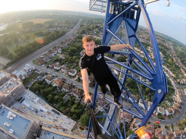  شاب يتسلق أعلى مباني لندن دون حماية! (فيديو)