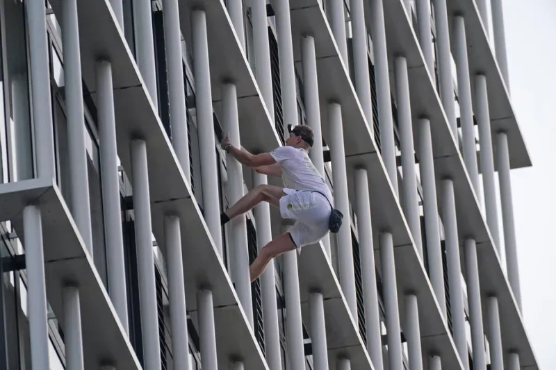  شاب يتسلق أعلى مباني لندن دون حماية! (فيديو)