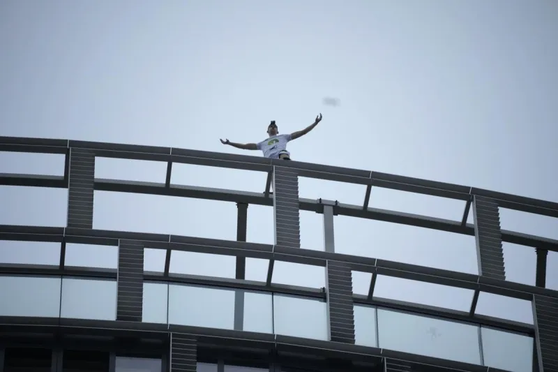  شاب يتسلق أعلى مباني لندن دون حماية! (فيديو)