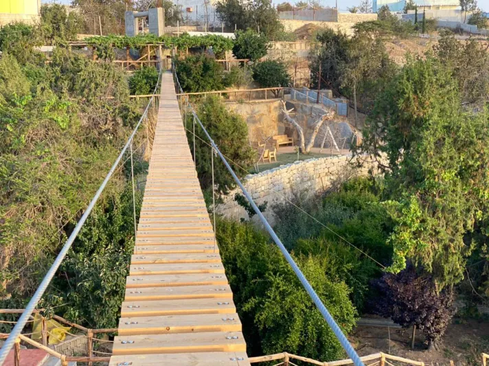 جسر معلق في السعودية يتحرك كلما هبت الرياح (فيديو)