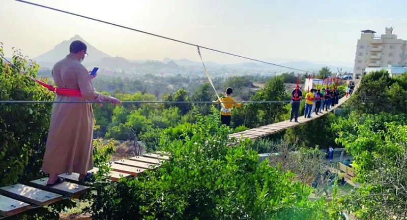 جسر معلق في السعودية يتحرك كلما هبت الرياح (فيديو)