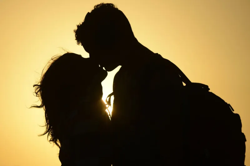 القبلات الصباحية بين الزوجين تطيل عمر الرجل لـ5 سنوات إضافية!