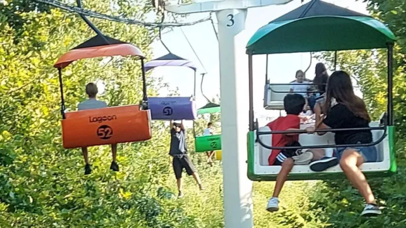 شاهد.. رجل يتدلى في الهواء من مركبة ملاهي والنهاية مروعة