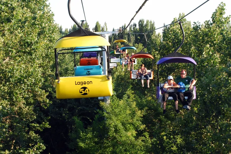 شاهد.. رجل يتدلى في الهواء من مركبة ملاهي والنهاية مروعة