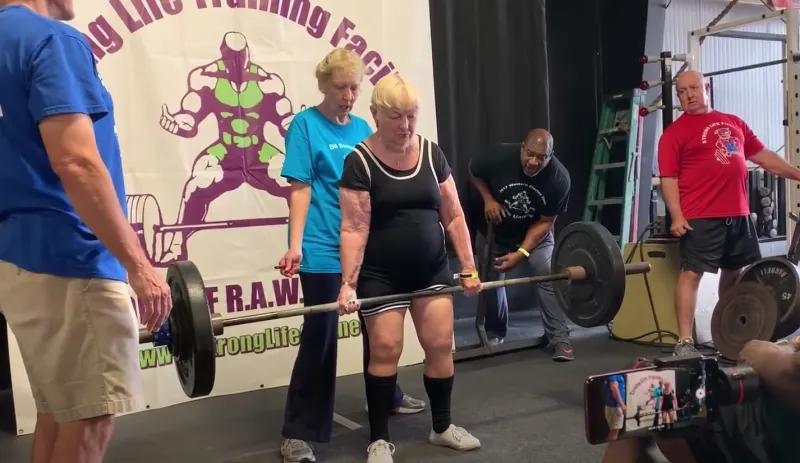 مسنة بعمر 100 عام تحطّم رقما قياسيا في رفع الأثقال (فيديو)