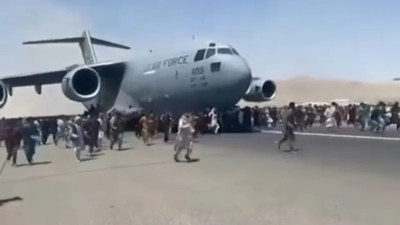 تفاصيل صادمة تكشفها آخر مكالمة للاعب الافغاني الساقط من الطائرة (فيديو)