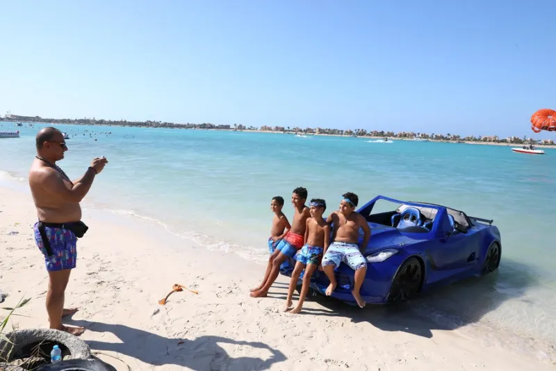 السيارة المائية ابتكار جديد يجذب السياح للشواطئ المصرية (فيديو)