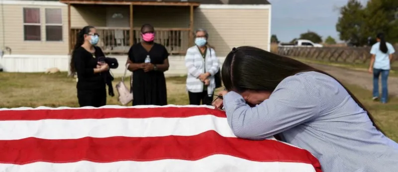 سيدة تكتشف خيانة زوجها أمام نعشه الفارغ وتطالب بتعويض 8.5 مليون دولار!