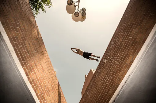 شاب بمهارة خارقة لا يعترف بالجاذبية الأرضية ويتسلق جدران وشرفات المنازل! (فيديو)