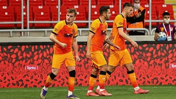 لكمات ونطحات من لاعب جلطا سراي التركي لزميله تنتهي بكارثة (فيديو)