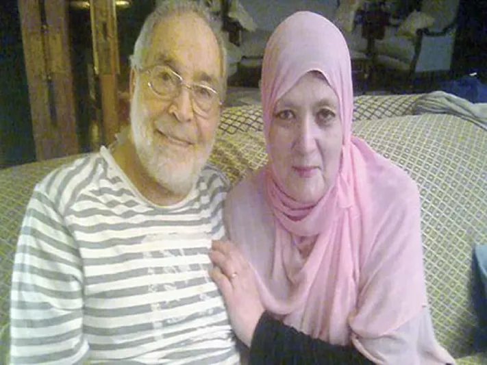 لماذا لم تشارك شمس البارودي في غُسل دلال عبدالعزيز؟! (فيديو)