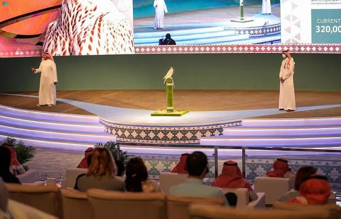 بيع صقرين بـ 443 ألف ريال في المزاد الدولي لمزارع إنتاج الصقور (صور)