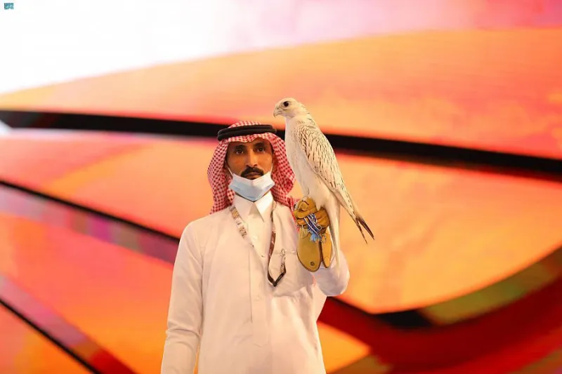 بيع صقرين بـ 443 ألف ريال في المزاد الدولي لمزارع إنتاج الصقور (صور)
