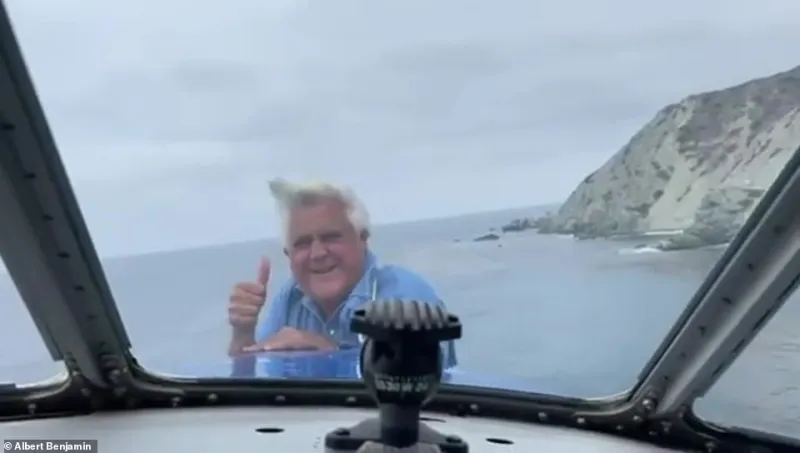 مذيع يتعلق بمقدمة طائرة أثناء تحليقها فوق البحر (فيديو)