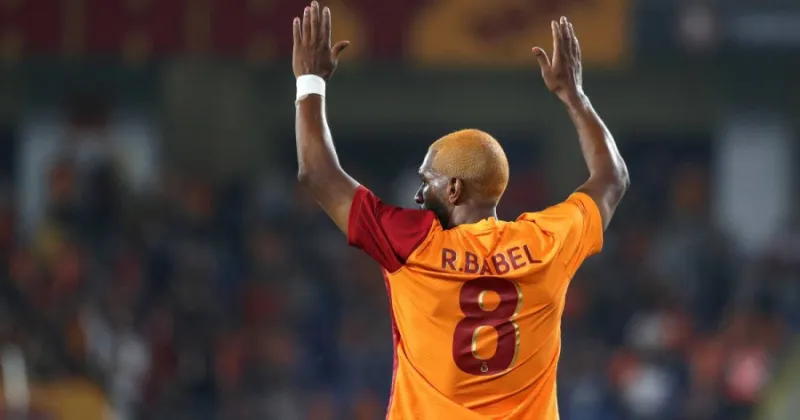 لكمات ونطحات من لاعب جلطا سراي التركي لزميله تنتهي بكارثة (فيديو)