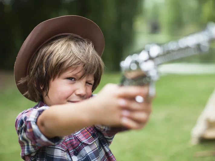 «اعتقد أنه لعبة»..طفل يقتل أمه بعيار ناري!