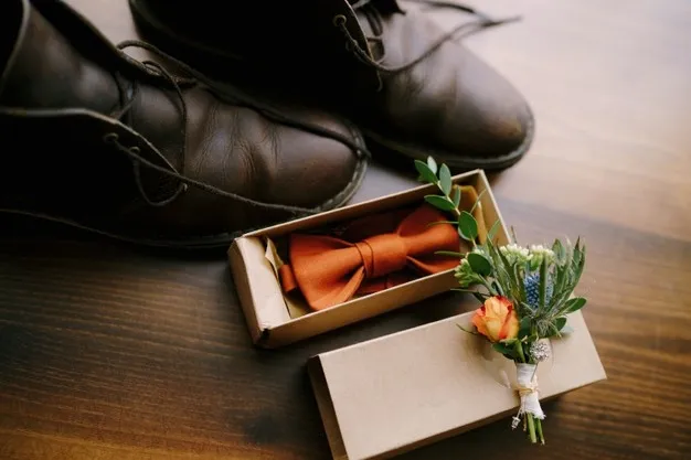 ماذا يفعل عريس معلقاً على عمود إنارة وسط الطريق العام؟ (فيديو)