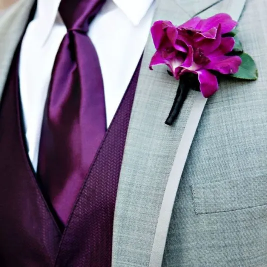 ماذا يفعل عريس معلقاً على عمود إنارة وسط الطريق العام؟ (فيديو)