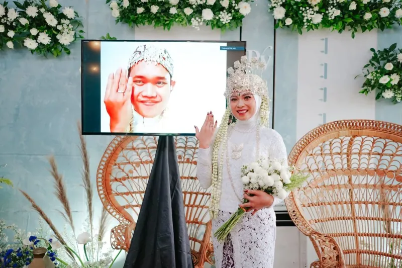 عريس يضطر لحضور زفافه عبر «الفيديو كول» لسبب غريب (فيديو)