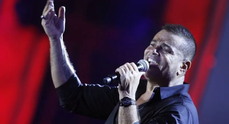 شاهد ماذا فعل عمرو دياب مع شاب من ذوي الهمم على المسرح؟