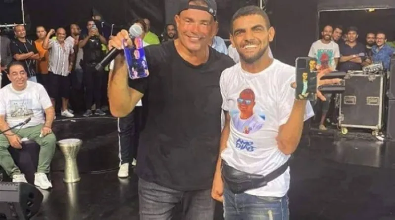 شاهد ماذا فعل عمرو دياب مع شاب من ذوي الهمم على المسرح؟