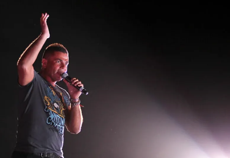 شاهد ماذا فعل عمرو دياب مع شاب من ذوي الهمم على المسرح؟