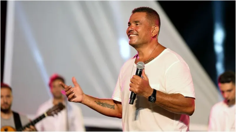 شاهد ماذا فعل عمرو دياب مع شاب من ذوي الهمم على المسرح؟