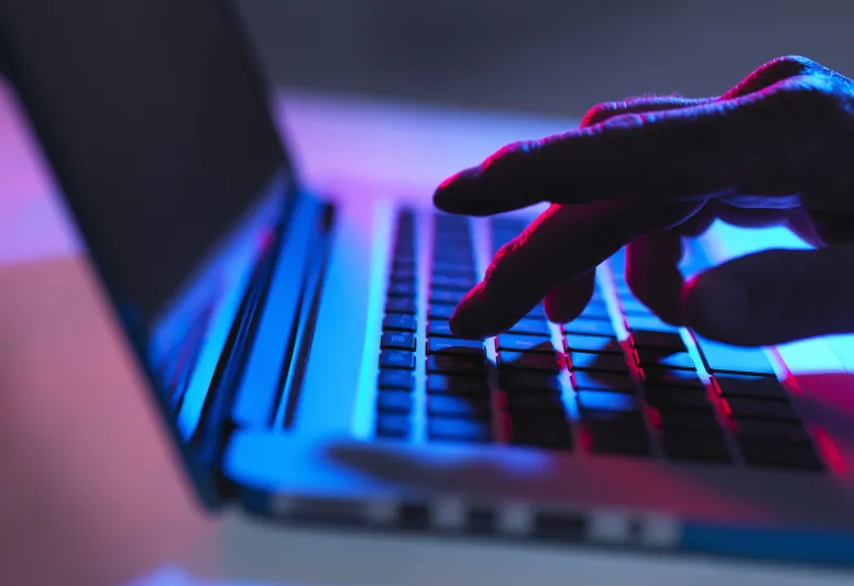 4 نصائح ذهبية من خبراء التقنية لتفادي سرقتك عبر الإنترنت 