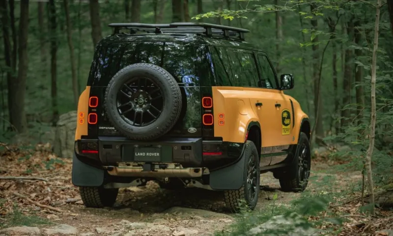 نسخة مطورة من لاندروفر Defender بمواصفات خاصة (فيديو)