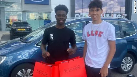 مراهق  يزود نجوم الدوري الإنجليزي بأحذية رياضية نادرة (فيديو)