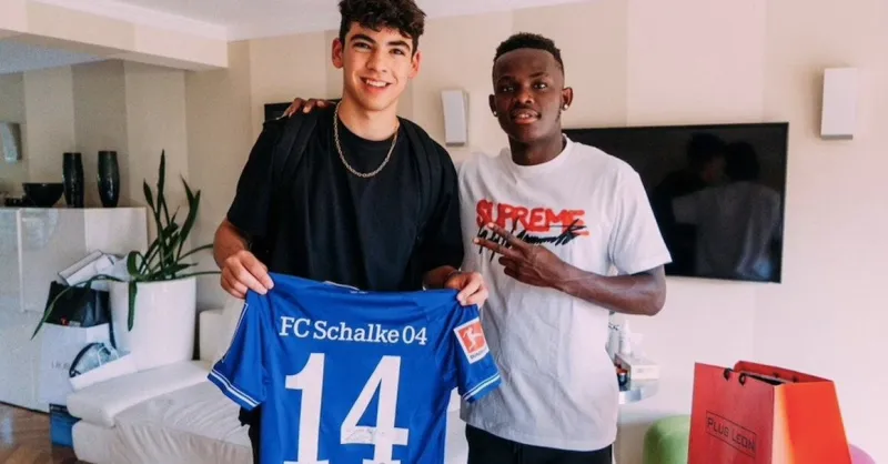 مراهق  يزود نجوم الدوري الإنجليزي بأحذية رياضية نادرة (فيديو)