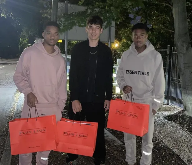 مراهق  يزود نجوم الدوري الإنجليزي بأحذية رياضية نادرة (فيديو)