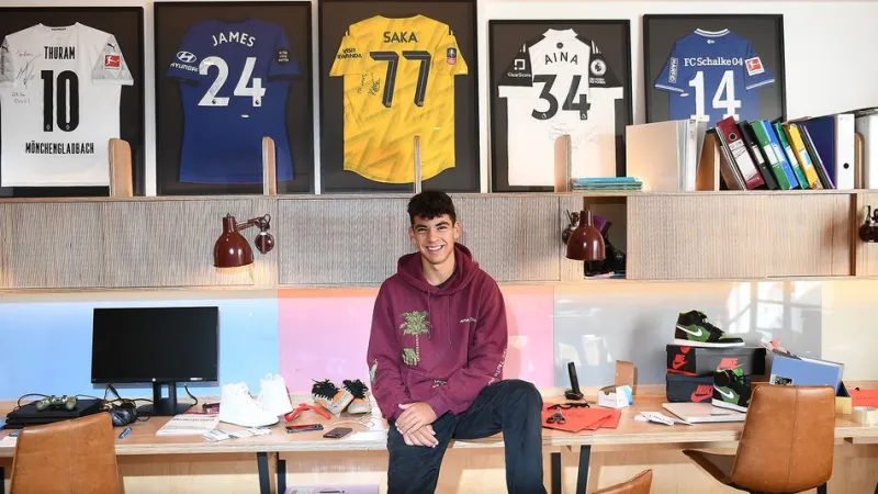 مراهق  يزود نجوم الدوري الإنجليزي بأحذية رياضية نادرة (فيديو)