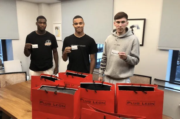 مراهق  يزود نجوم الدوري الإنجليزي بأحذية رياضية نادرة (فيديو)