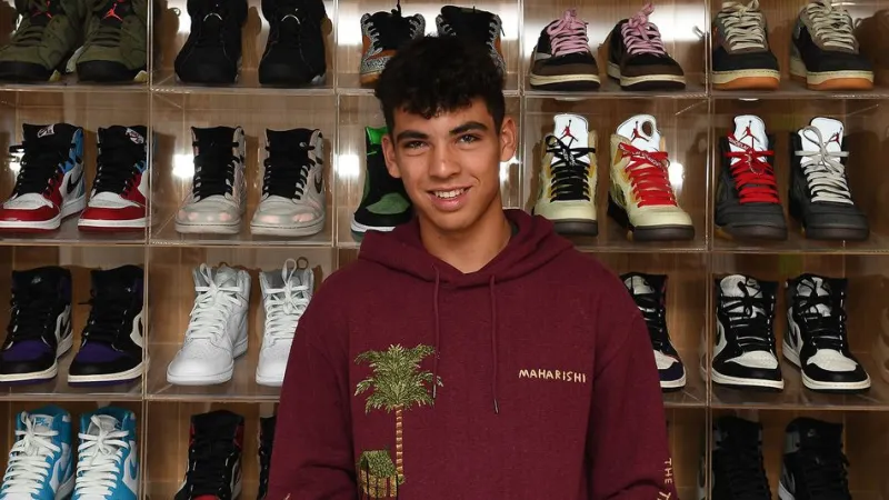 مراهق  يزود نجوم الدوري الإنجليزي بأحذية رياضية نادرة (فيديو)